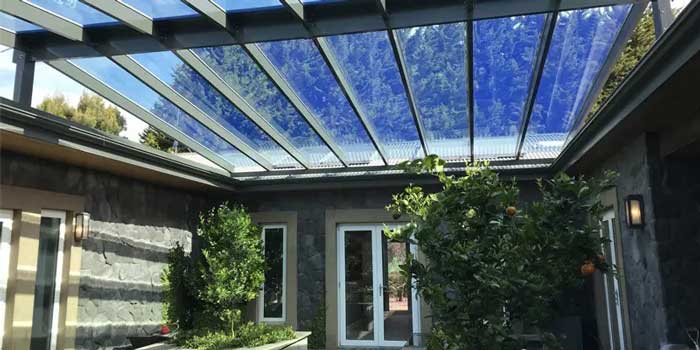 Mái che sân di động dùng tấm Poly đặc