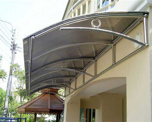 Mái vòm lấy sáng cho sân trước biệt thự