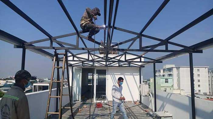 Thi công mái tôn chống nóng sân thượng chọn loại tôn nào tốt nhất