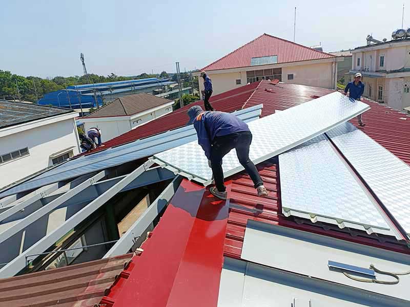 Đơn giá nhân công thi công lợp mái tôn theo m2