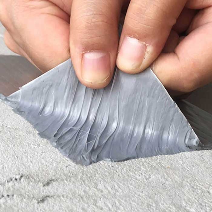 Dùng băng keo hoặc tấm dán chống dột mái tôn