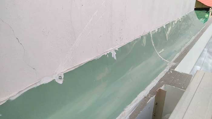 Xử lý khe hở giữa mái tôn và tường