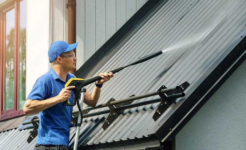 Vì sao cần vệ sinh mái tôn định kỳ